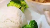 男子吃鲍鱼捞饭，结果每个鲍鱼都小小一个