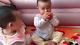 双胞胎兄弟抢苹果，抢夺失败后，吃一下手指都这么开心