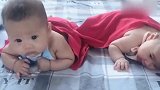 双胞胎宝宝一起练抬头，结果哥哥怎么都抬不起来，这是要笑死我吗