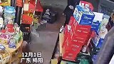 寒夜中，女子遇流浪老人在路边树下睡觉，到超市买被子送给他