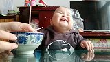 宝宝第一次喝豆浆喝出表情包，妈妈想知道这表情跟哪学的太萌了