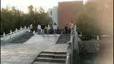 搞笑视频学滑板不交点学费怎么行呢，这一摔真不轻
