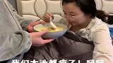 父亲疼女儿的方式，抱着碗哄女儿喝鱼汤，妈妈一旁笑坏了！