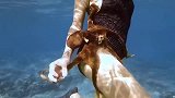 女子在海底潜水，结果遇上“流氓”，紧紧将女子缠住！