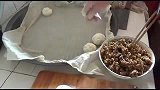 大冷天干完农活，媳妇巧手做馅料包包子，农村大黑大口吃真过瘾