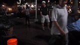 打扮成草人吓路人，被吓到的美女还想拍照