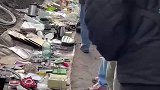 路边摆了一些小商品，供过往路人挑选