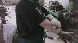干我们这行，弄得一身油不说，经常烫伤，挂伤。胳膊都是伤痕。