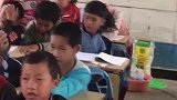 近日，云南省红河州，洛恩乡坝安小学支教老师李志坤要调去乡上中心小学上音乐课，同学们哭声一片，老师也哭了。