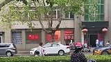路边店铺砰砰响，吸引过路群众停车驻足
