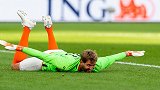 诺维茨基点球击中门柱抱头悔恨 这脚法至少比哈登狠一点