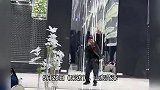 孙子结婚81岁爷爷上台玩疯了！连唱3首歌加热舞惊艳全场