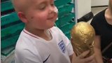 暖心！医院送“大力神杯”助英格兰小球迷圆梦 曾接受6周化疗
