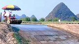 遇龙河的水浅竹筏搁浅游客也下了竹筏帮忙