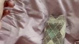 女子学网友甩体温计，结果把体温计摔碎了，不懂为什么要这么甩