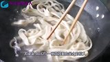 美国吃货到中国，第一次吃面条，结果刚吃两口却后悔了