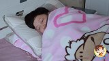 小伙唠叨妈妈整日睡觉，不料妈妈拿出杀手锏，结局太搞笑了