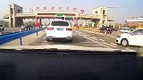 行车记录仪高速通道被加塞，这车是想蹭卡