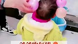 可爱萌，爸爸吹气球给2岁女宝做头饰
