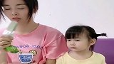 宝宝总是抢雪糕吃，妈妈无奈想出这招，看完别笑！