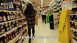 熊孩子怂恿妈妈恶搞路人,妈妈却玩嗨了网友要是我妈,呵呵