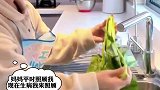 妈妈生病发高烧，儿子在厨房忙碌半天，包了一盘翡翠饺子给妈妈！