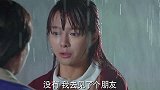 美女深夜冒雨回家，万万没想到一抬头就看见母亲，这一幕真温馨！