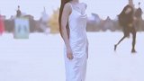 美女，你既然可以背影赢天下，何必转身乱了芳华