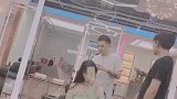 美女穿着泳衣跑到理发店，要烫大波浪