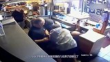 小伙子孤身抢劫商店，没想到满屋子都是壮汉，下场有点惨！