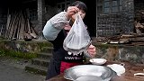 丫丫今天做豆腐红烧鱼，鱼肉鲜嫩好吃，闻着都流口水了，真解馋