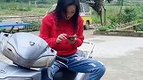 两兄妹起争执，妹妹一个动作轻松拿捏哥哥