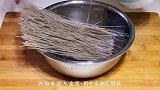 粉条的做法有很多种，唯独这个做法全家都喜欢，上桌就被抢光