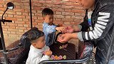 小伙给老丈人让烟，老丈人看到烟满脸嫌弃，要送小伙两条好烟