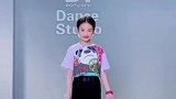 好自信的小美女，跳的真棒