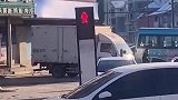 路口惊现快闪式红绿灯，数字跳动路人懵圈