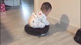 爸爸在家带小宝宝做家务，还可以这样，真是两不误啊！