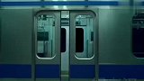 木村拓哉窦靖童一同拍摄广告，两人在地铁内尬舞