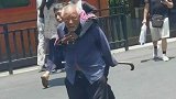 爷爷背着行动不便的老伴到武功山奇祈福许愿