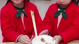 双胞胎姐姐要用小碗吃饭，接下来的一幕搞笑了