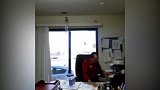男子一座上椅子，椅子就响了起来，可把男子吓坏了！
