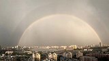 北京出现雨中彩虹引网友刷屏：太美啦！希望带来好运