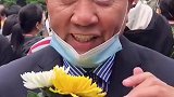 香港艺人万梓良 赶到长沙明阳山悼念袁隆平 他是目前所知到场第一位艺人，老一辈的人挨过饿，深知粮食的来之不易