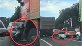 渣土车将电瓶车卷入车底 女骑手惊魂未定钻出脚部受伤