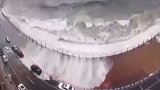 青岛几百米路面遭海浪袭击被海水淹没 多辆汽车在海水里“游泳”