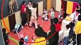 孩子在饭店游乐场玩耍起争执 两名家长竟大打出手