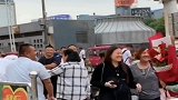 无论你是什么职业，在父母面前终究只是个孩子，这一幕太感人了