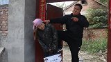 都说养儿防老，农村母亲投靠儿子却被赶走，养女做法感人
