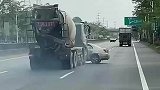 遇到大车尽量躲远点