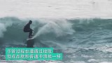 综合-17年-国外脑洞达人用10000根烟蒂做成环保冲浪板 真的能在海上冲浪!-专题